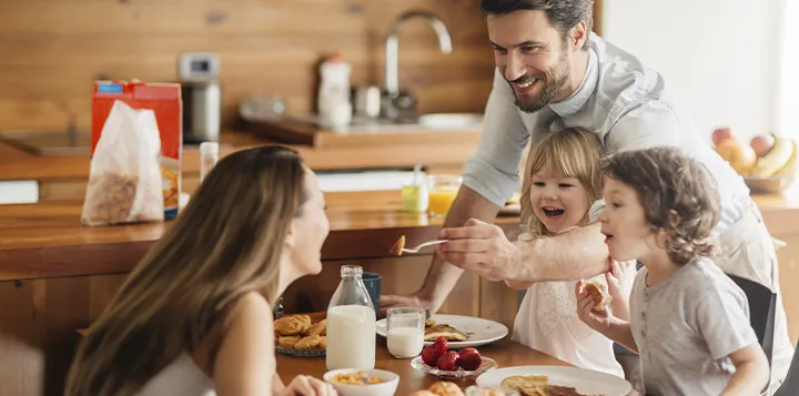 Familia consume un desayuno energético 