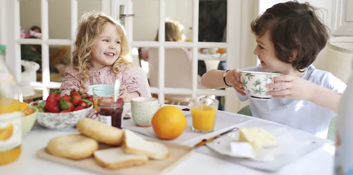 Niños disfrutando de su desayuno fitness 