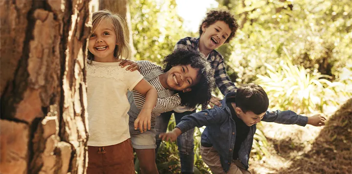 Niños jugando y riendo al aire libre