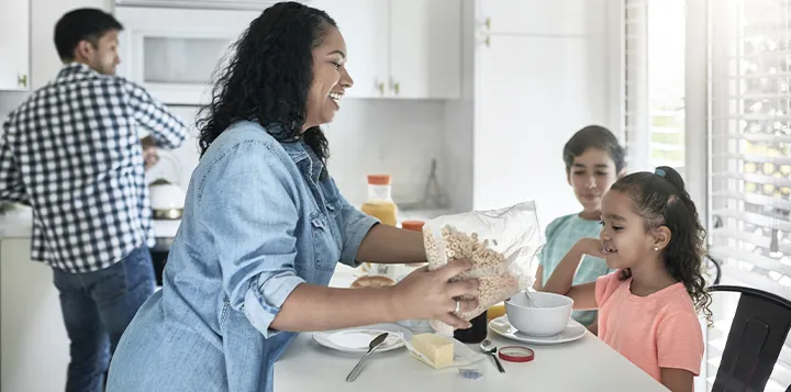 Familia prepara y disfruta en el comedor un desayuno balanceado con MILO® 