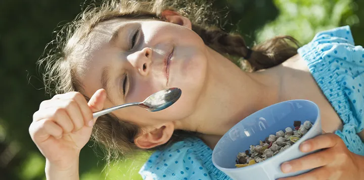 Niña consumiendo un lonchera práctica y deliciosa 