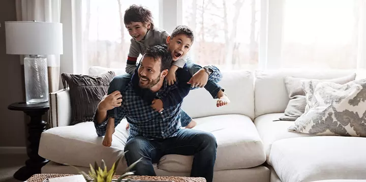 Niños jugando junto a su padre 