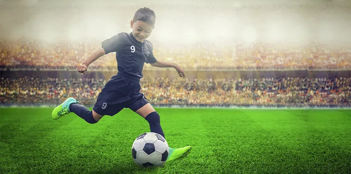 Niño en medio de una práctica de fútbol 