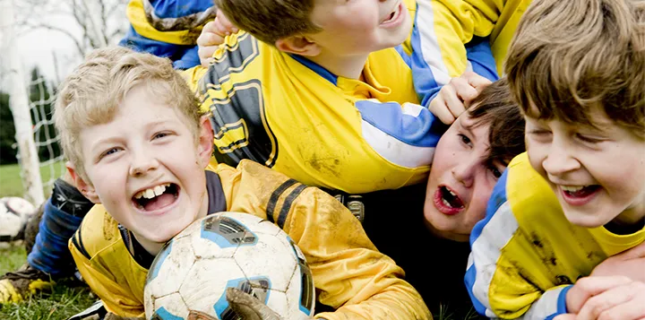 Equipo de fútbol infantil disfruta de sus vacaciones practicando este deporte 