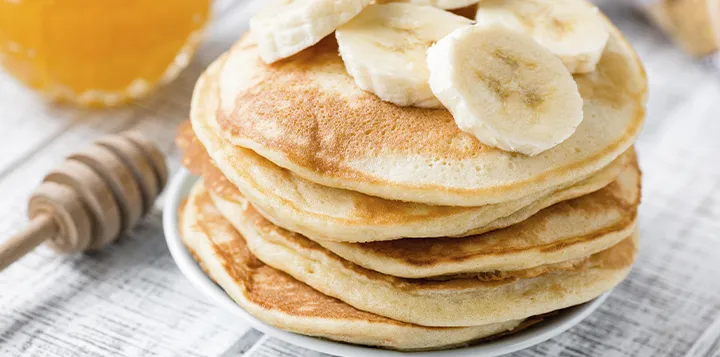 Pancakes de avena con plátano para el desayuno de los niños 