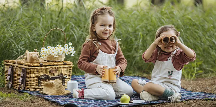 Niñas disfrutando una actividad en familia como el picnic