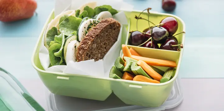 Lonchera con snacks balanceado para los niños