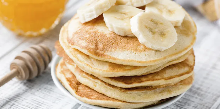 Desayuno fácil y rápido de tortitas y trozos de plátano