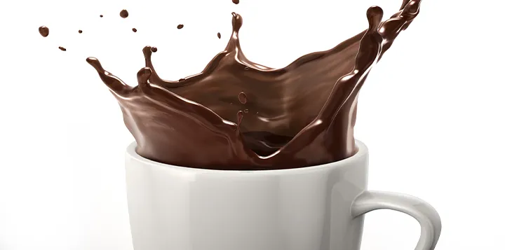 Leche de chocolate en un vaso como complemento a los desayunos