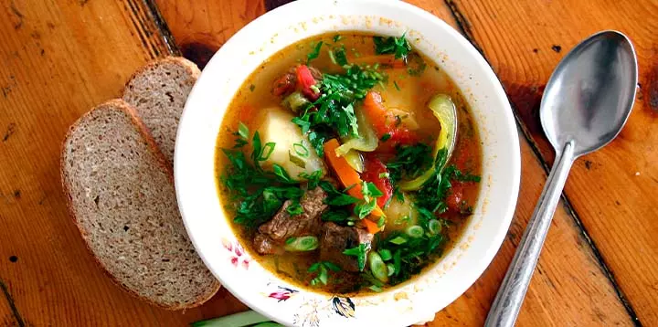 Opción para la cena que incluye cereales, tubérculos, carnes y verduras,  