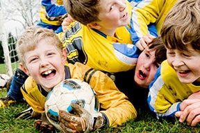 Unos niños encontrando el significado de la amistad jugando fútbol