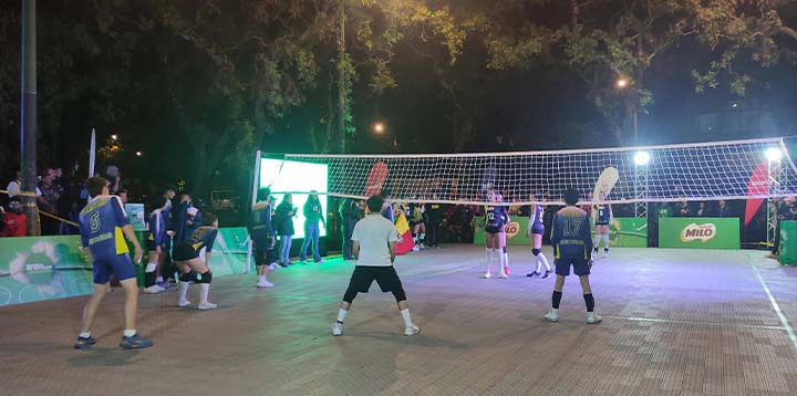 Cancha de voleibol hecha 100% con materiales reciclados disminuyendo los tipos de contaminación