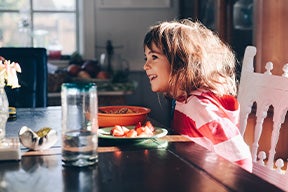 Una niña comiendo cereales para el desayuno