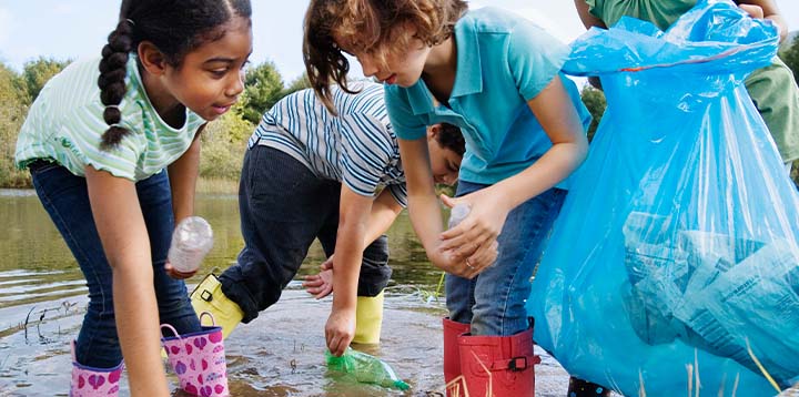 Niños cuidando el agua de sus tipos de contaminación