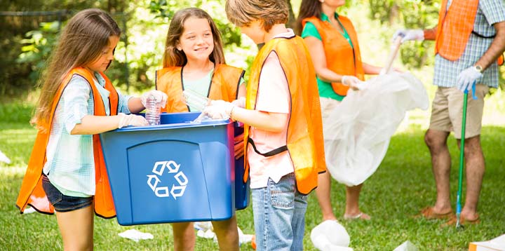 Un grupo de niños reciclando, cuidando el medio ambiente de sus tipos de contaminación