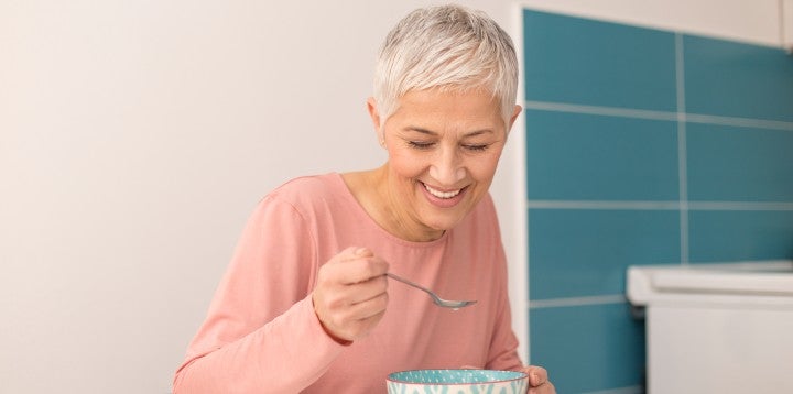 Una señora comiendo cereal MILO® para el desayuno