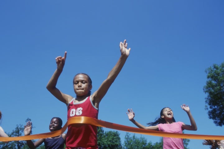 Niños llegando a la meta en la carrera de atletismo