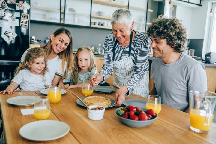 Familia haciendo un brunch en su casa