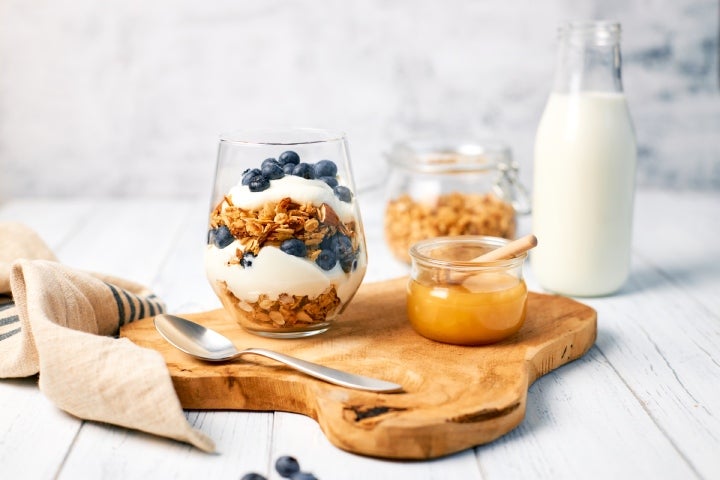 Vaso con fruta, yogur y cereal