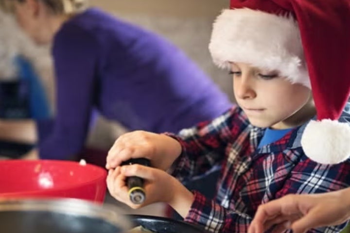 Desayunos navideños colombianos niño preparando buñuelos