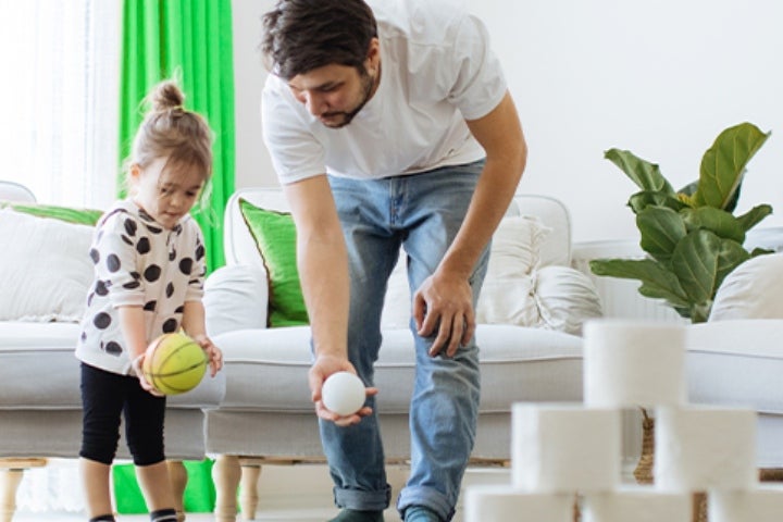 Papá y niña jugando en la casa