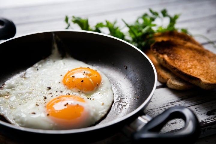 Huevos fritos en un sartén