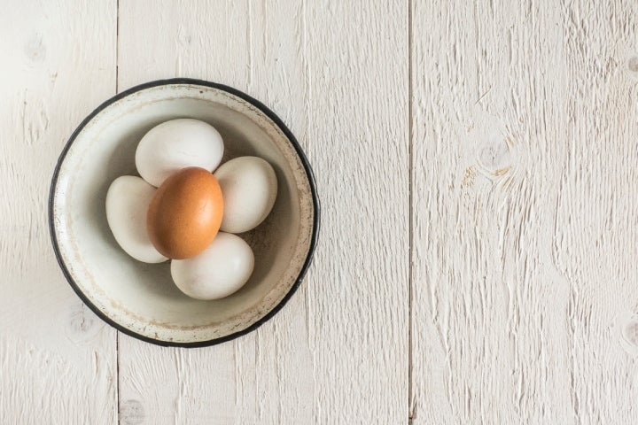 Huevos frescos pelados en una taza
