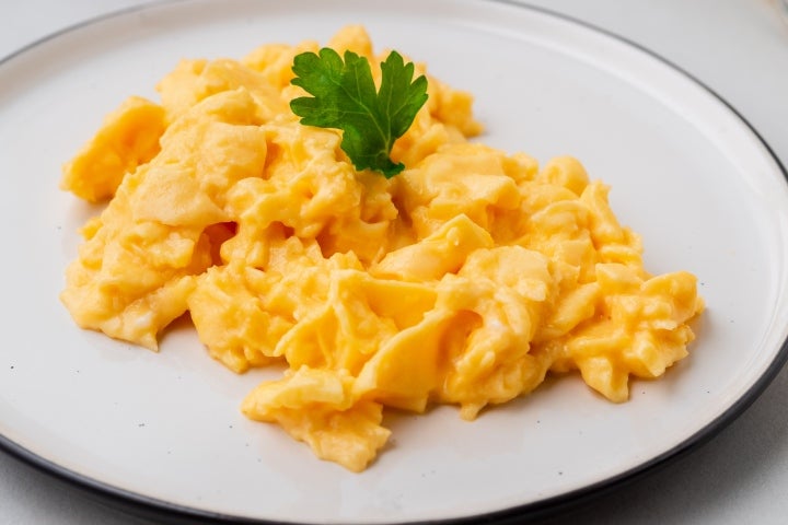 Huevos frescos preparados para un desayuno