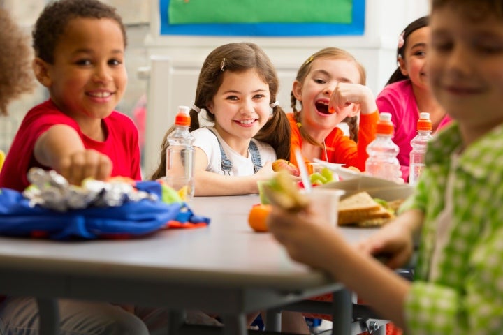 Niños compartiendo su lonchera en el colegio