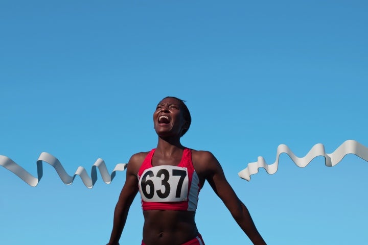 Mujer cruzando la meta en atletismo
