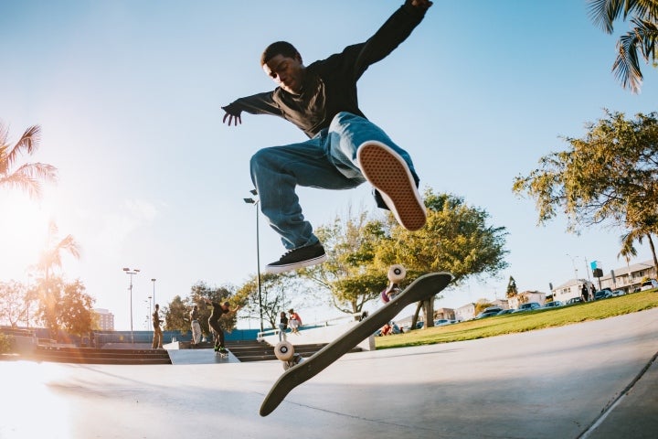 Joven practicando trucos de patineta
