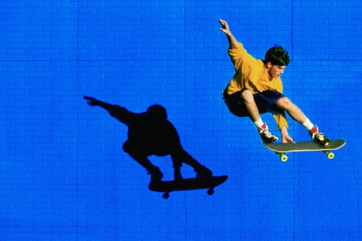Joven saltando en su patineta