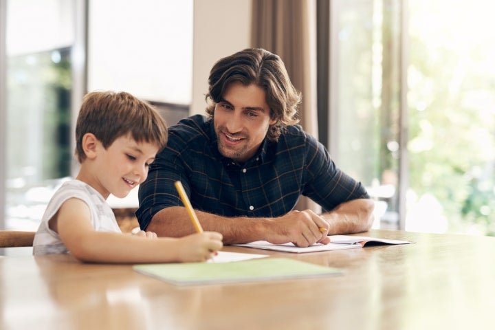 Papá estudiando con su hijo