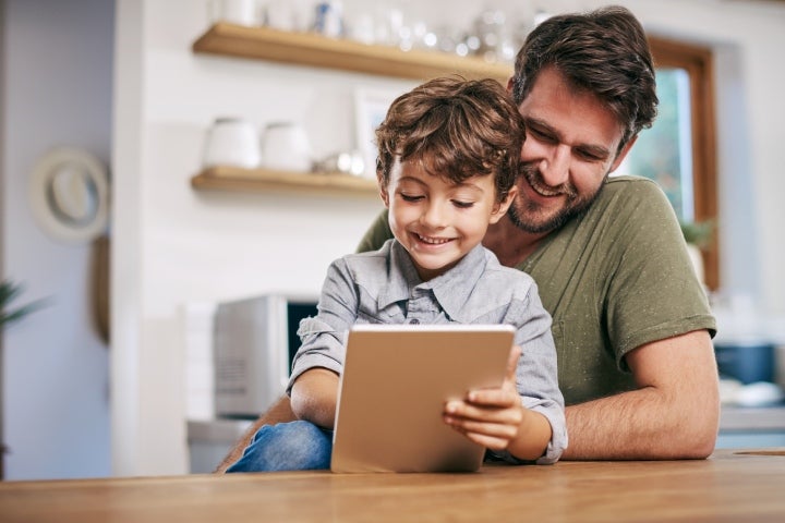 Papá viendo recursos audiovisuales para fomentar hábitos de estudio