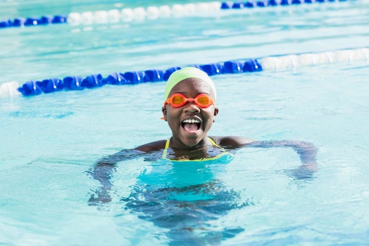 Niño practicando natación