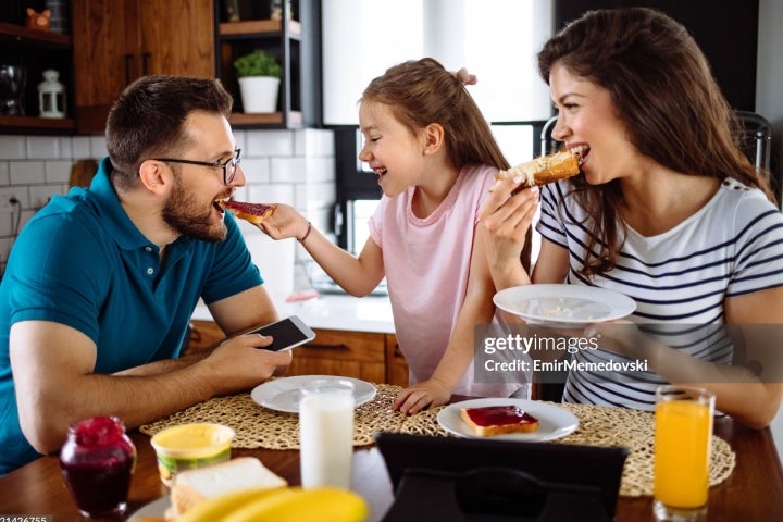 Familia compartiendo en la mesa sin estar en el celular