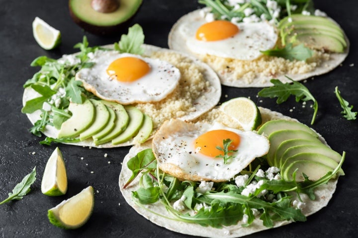 "Breakfast tacos" de huevo y aguacate "Breakfast tacos" de huevo y aguacate