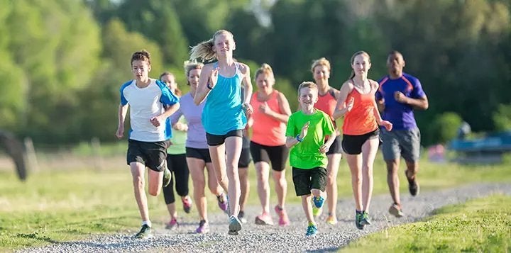 Niños practicando atletismo en un campo al aire libre&nbsp;