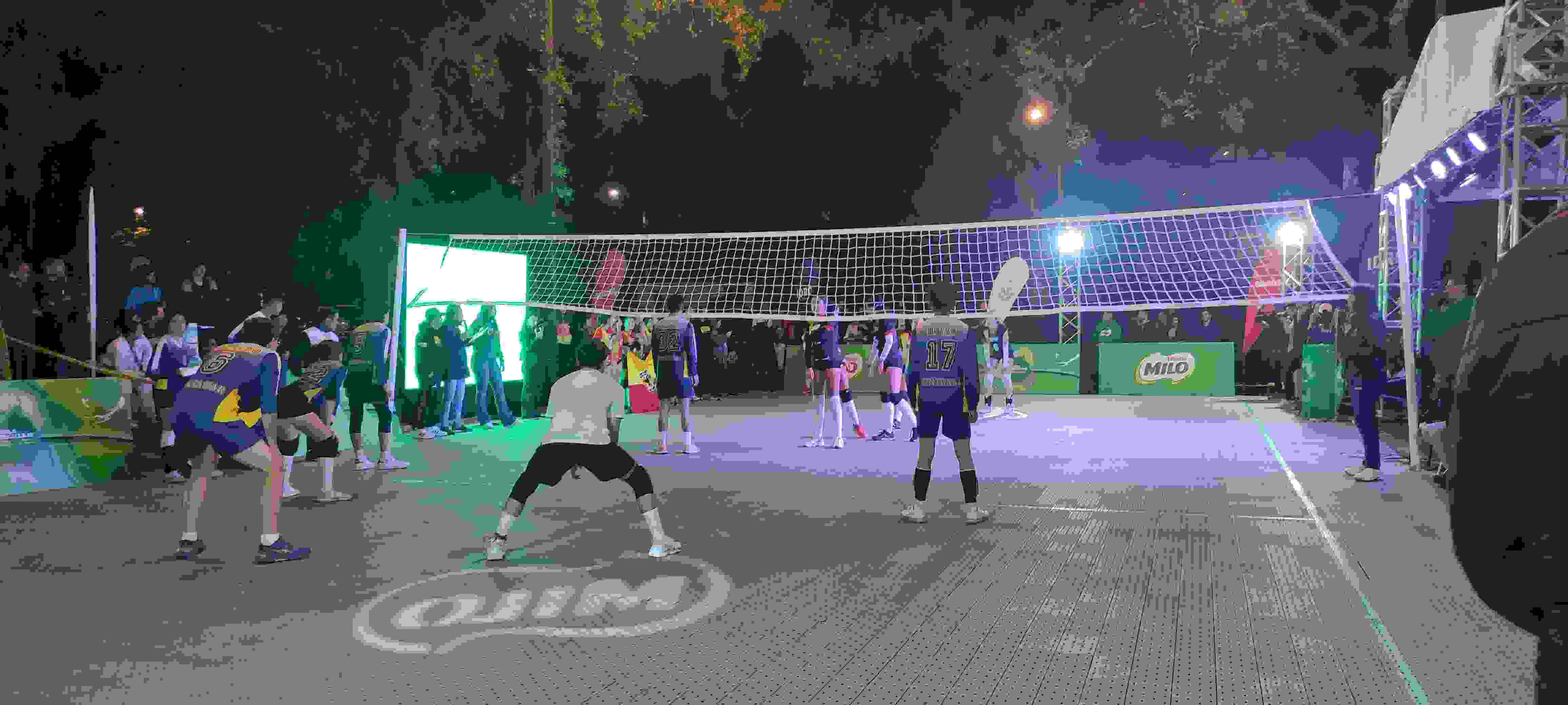 Hombres jugando voleibol en la cancha entregada por MILO®