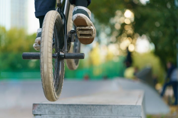Hombre practicando BMX