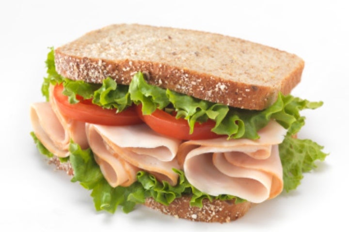 Sándwich integral de pollo, jamón, huevo y queso Sándwich integral de pollo, jamón, huevo y queso