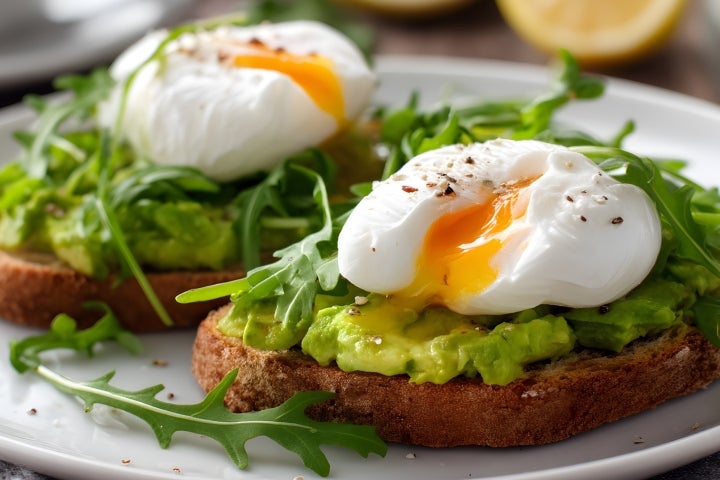Tostadas integrales con huevo y aguacate Tostadas integrales con huevo y aguacate