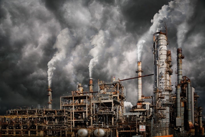 Fábricas generando contaminación