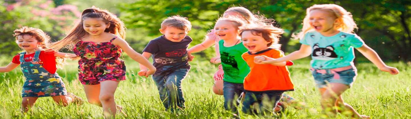 niños corriendo en campo abierto