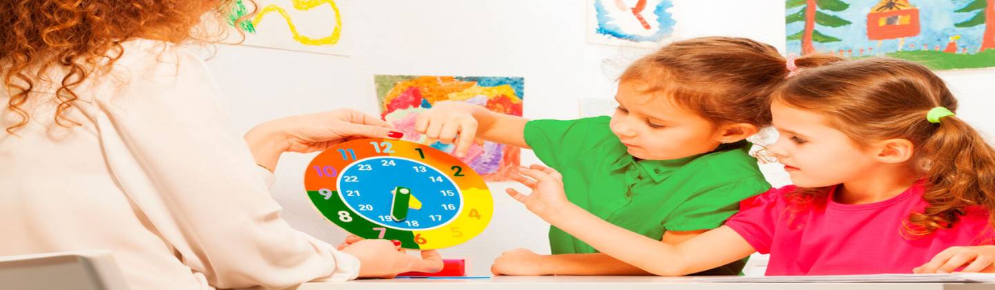 Mamá enseñando a sus hijos sobre las horas y minutos por medio de un reloj