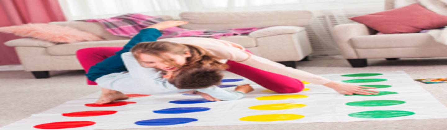 Mamá jugando twister con su hijo y realizando actividad física