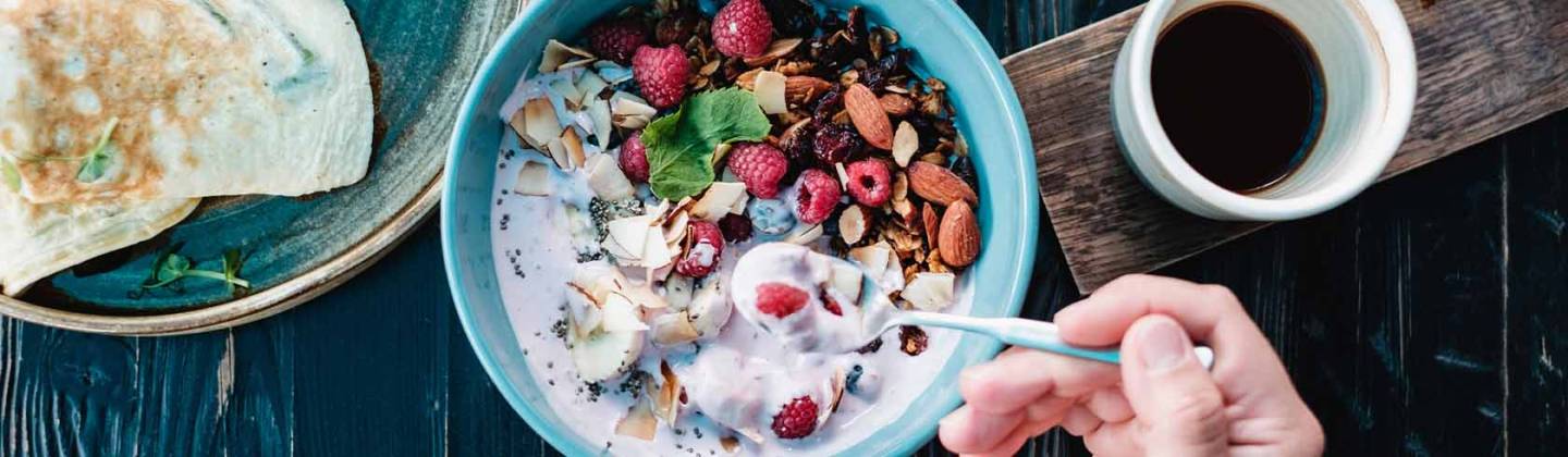 Taza de cereal con fruta alimentos que hacen parte de una nutrición deportiva
