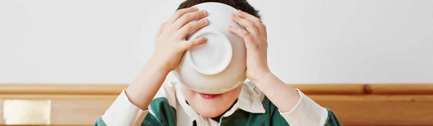 Niño tomando cereal con sabor a chocolate y malta 
