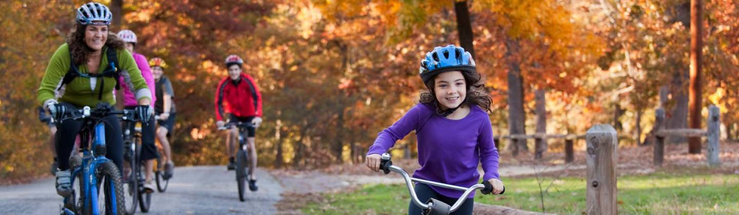 Una niña disfrutando de los beneficios de montar bicicleta