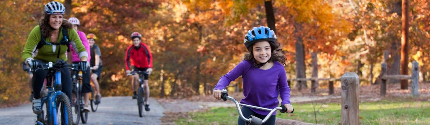 Una niña disfrutando de los beneficios de montar bicicleta